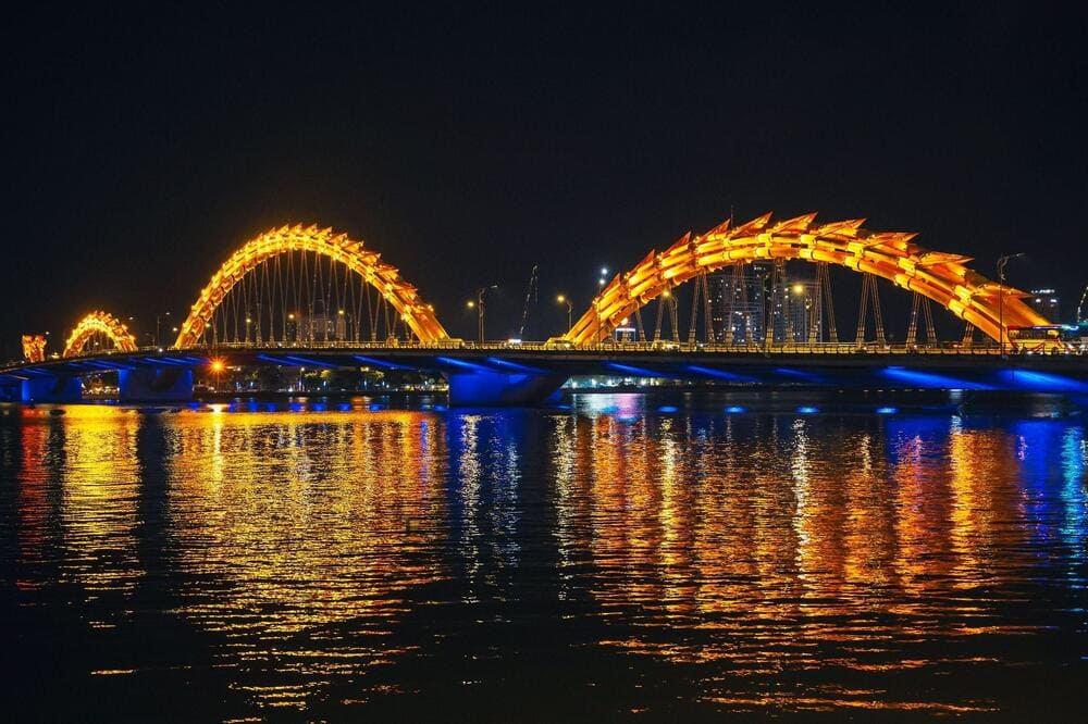Cầu Rồng Đà Nẵng lung linh vào ban đêm (Nguồn: Freepik)